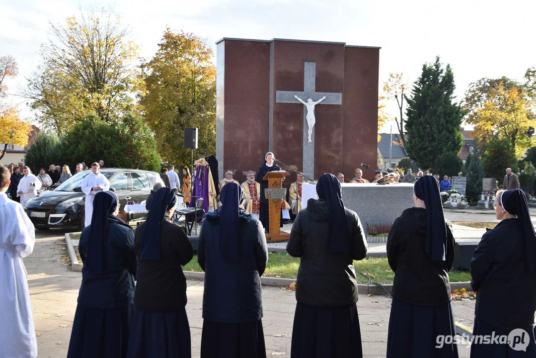 Wszystkich Świętych 2023 w Gostyniu. Znicze i kwiaty na nagrobkach - jak wyglądają cmentarze