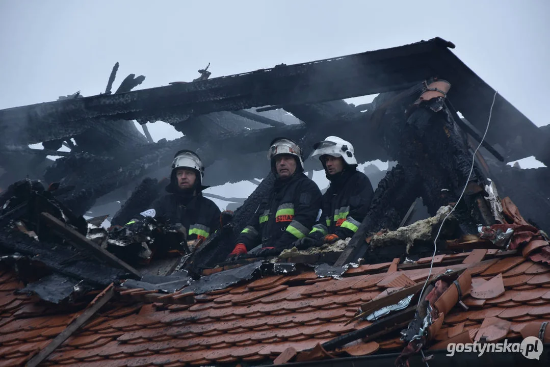 Pożar pałacu w Pępowie. Straż pożarna porządkuje pogorzelisko