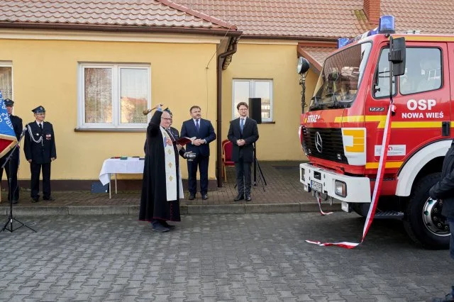 Uroczyste przekazanie samochodu strażackiego dla OSP Nowa Wieś