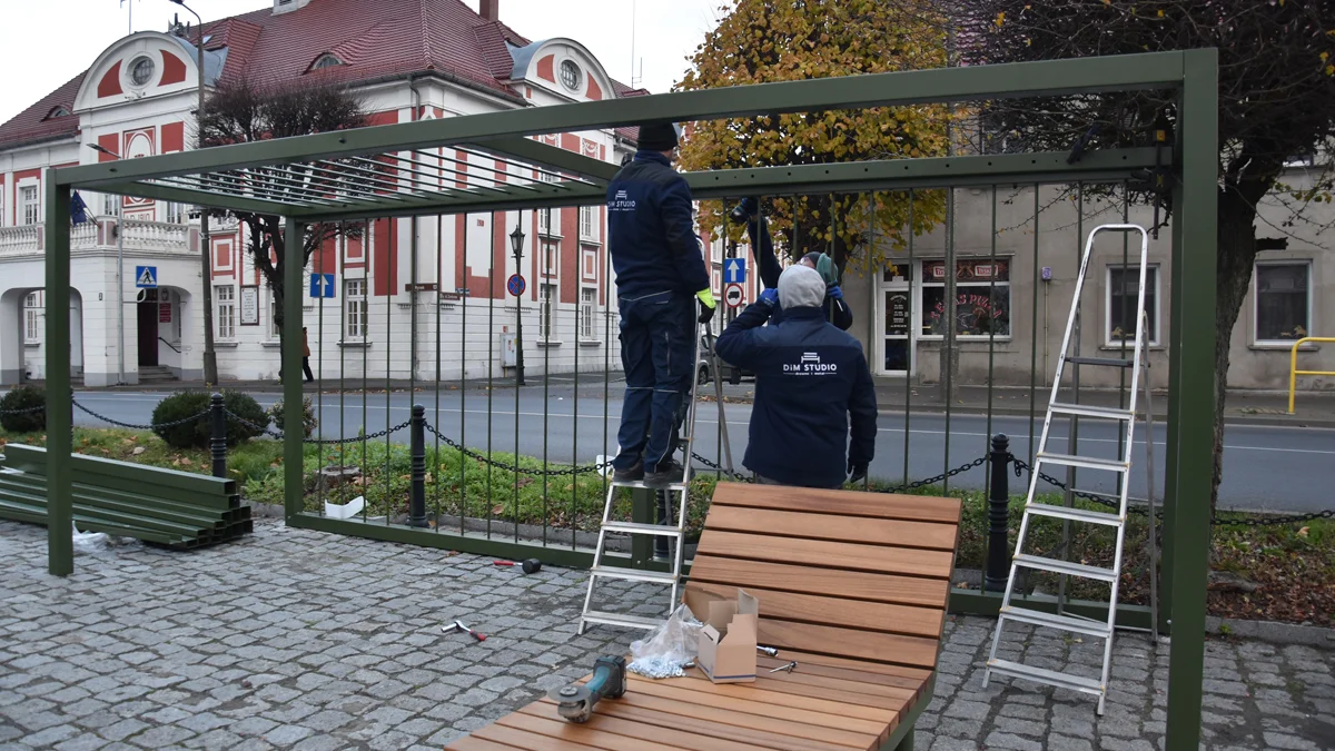 Nowe pergole na gostyńskim rynku powstają w ramach zielonej rewolucji