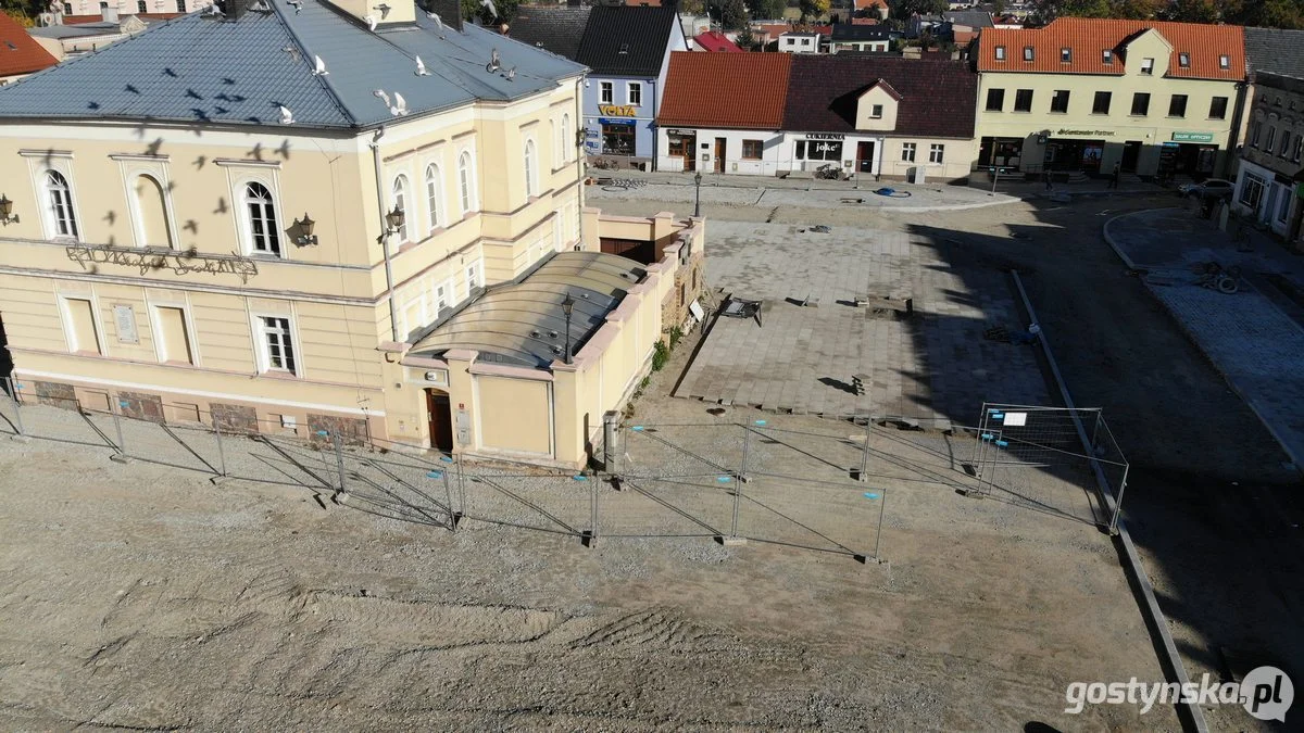 Przebudowa rynku w Krobi. Co się dzieje na placu budowy po zerwaniu umowy z wykonawcą