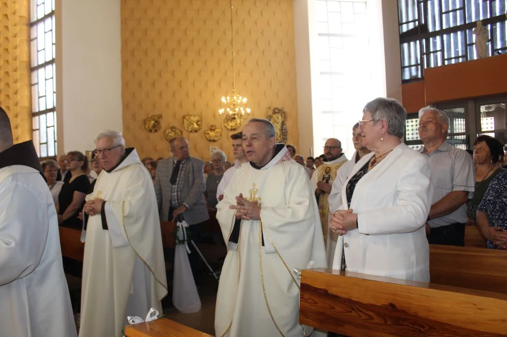 Tablica dla ojca Sylwina Wojdanowicza oraz jubileuszowy zjazd franciszkanów w Jarocinie