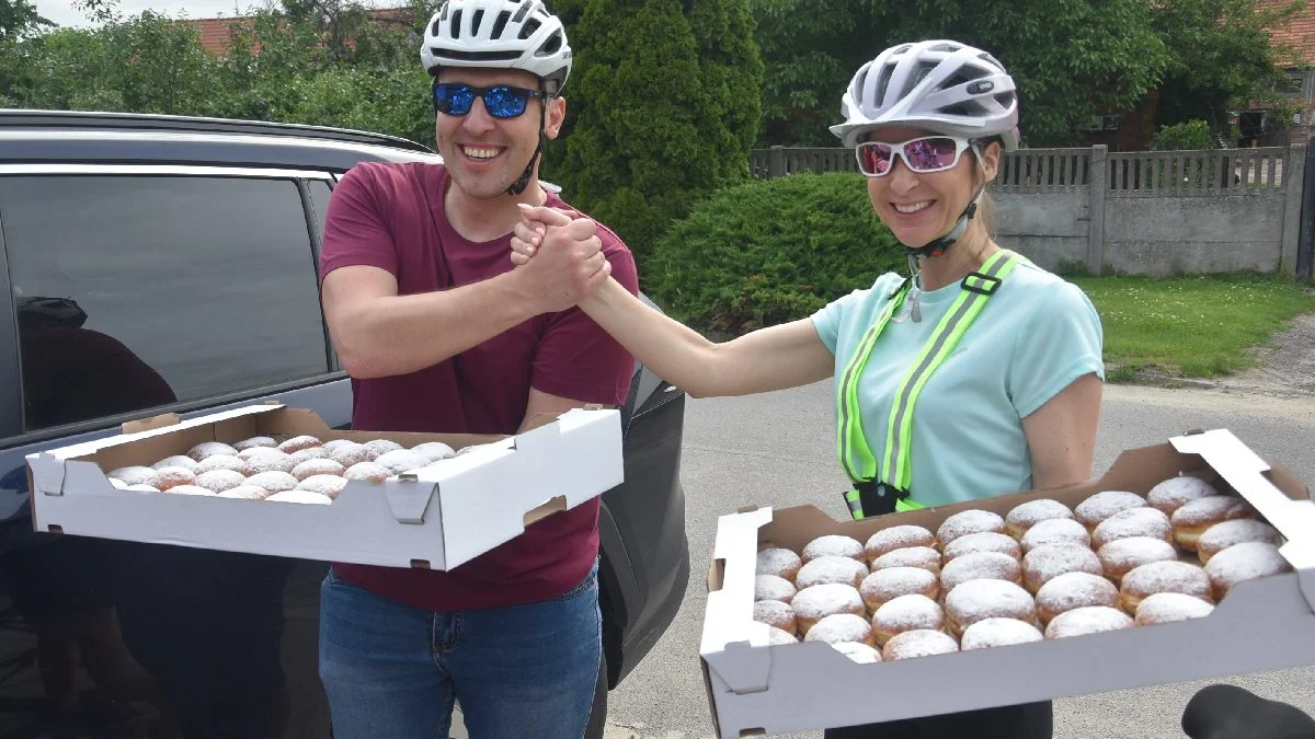 Wyborczy challenge w Piaskach i Pogorzeli. Burmistrz przywiozła wójtowi coś słodkiego - Zdjęcie główne