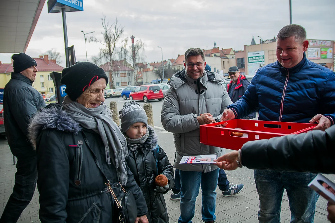 Z racji Tłustego Czwartku w Jarocinie i nie tylko rozdawane były pączki wyborcze [ZDJĘCIA] - Zdjęcie główne