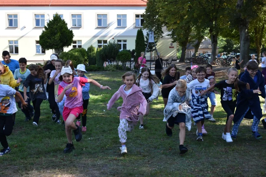 Bieg w piżamach w szkole w Kwileniu