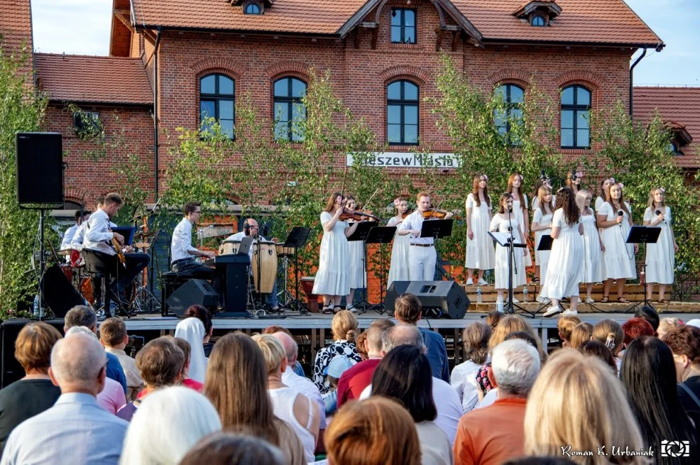 Koncert Scholii Lenartowickiej i zespołu Sound of Heaven w Pleszewie