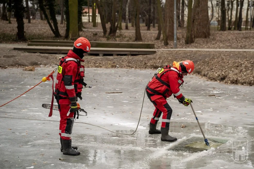 Zrobili przeręble na stawach w Jarocinie