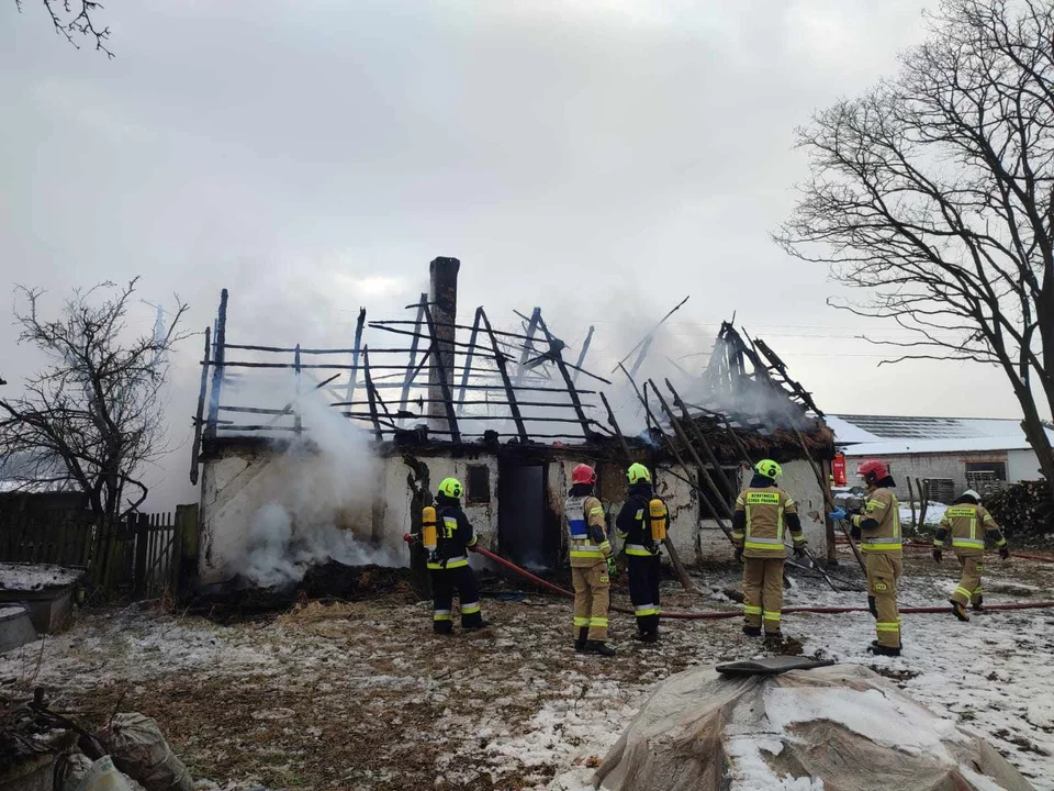 Pożar budynku w miejscowości Świerczyna. Na miejscu pracuje kilka zastępów straży [ZDJĘCIA] - Zdjęcie główne