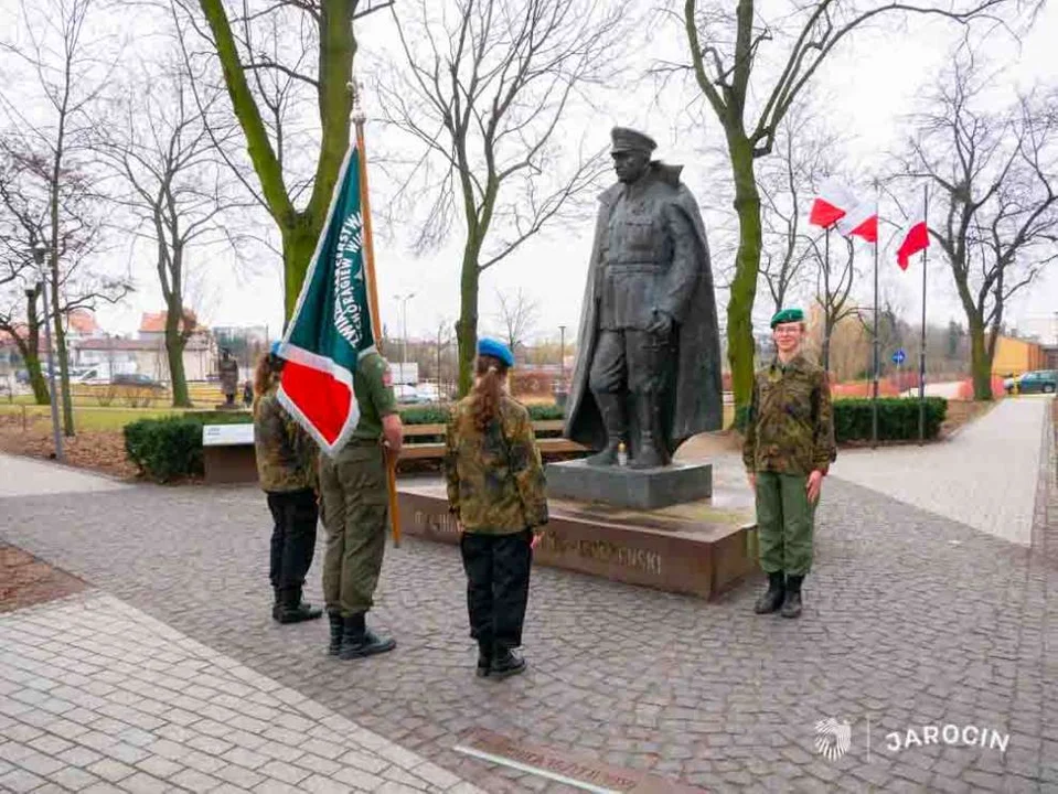 Kwiaty na rocznicę urodzin Zbigniewa hr. Ostroroga-Gorzeńskiego