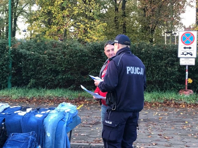 Rawiccy policjanci na targowisku. Ostrzegali przed oszustami