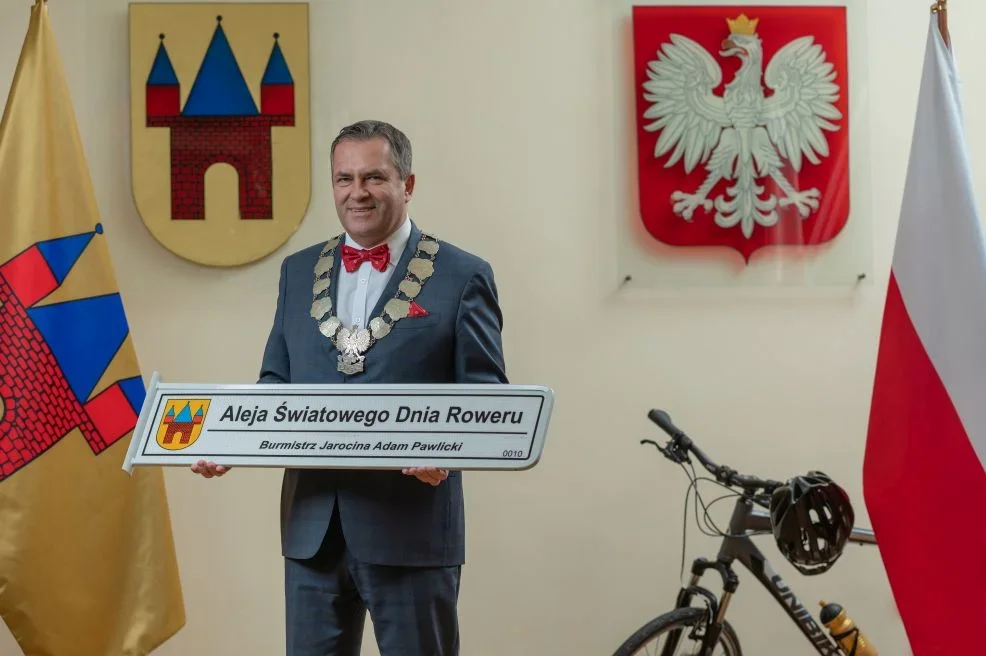 Burmistrz Jarocina Adam Pawlicki na kalendarzu z retro cyklistami