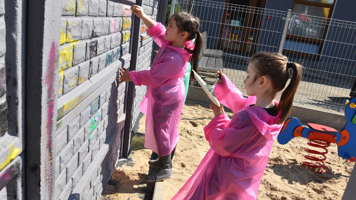 Dzieci z gostyńskiego przedszkola ozdabiały płot na placu zabaw - Zdjęcie główne