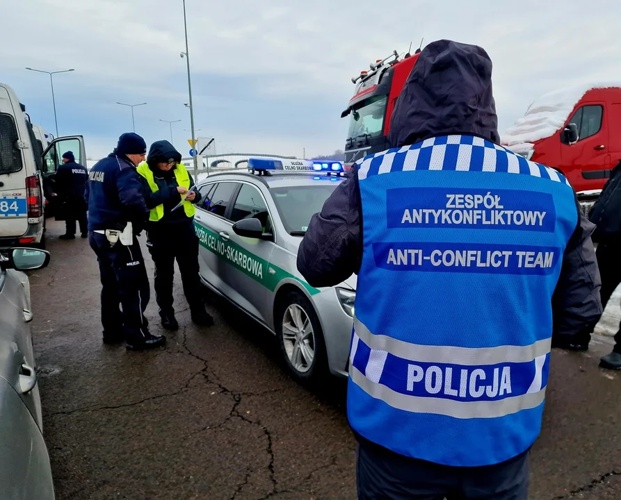 Policjantów z Poznania wysłano na granicę polsko-ukraińską. Protestują tam przewoźnicy [ZDJĘCIA] - Zdjęcie główne