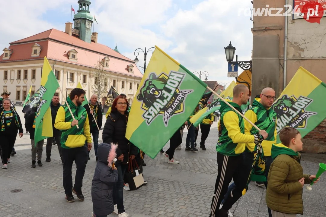 Kibice Kolejarza przeszli ulicami miasta.