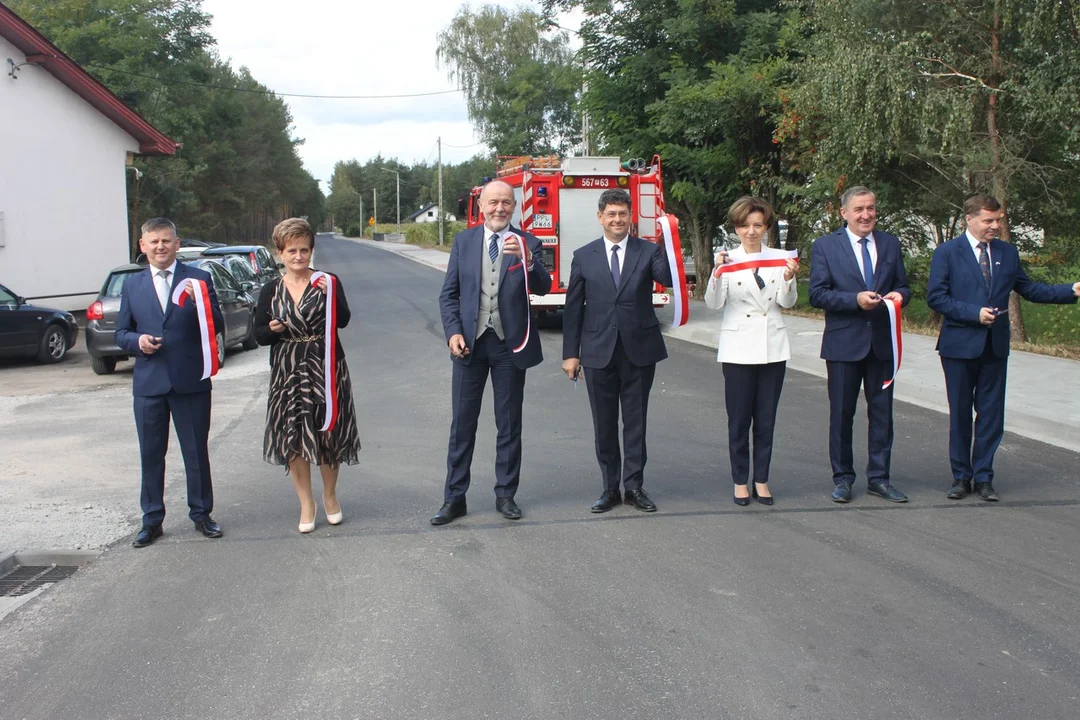 Minister Marlena Maląg otworzyła drogę Białobłoty-Orlina Duża. Towarzyszyli jej posłowie i samorządowcy