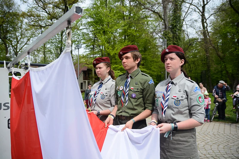 Wystawa zabytkowych pojazdów w Jarocinie z okazji Święta Flagi