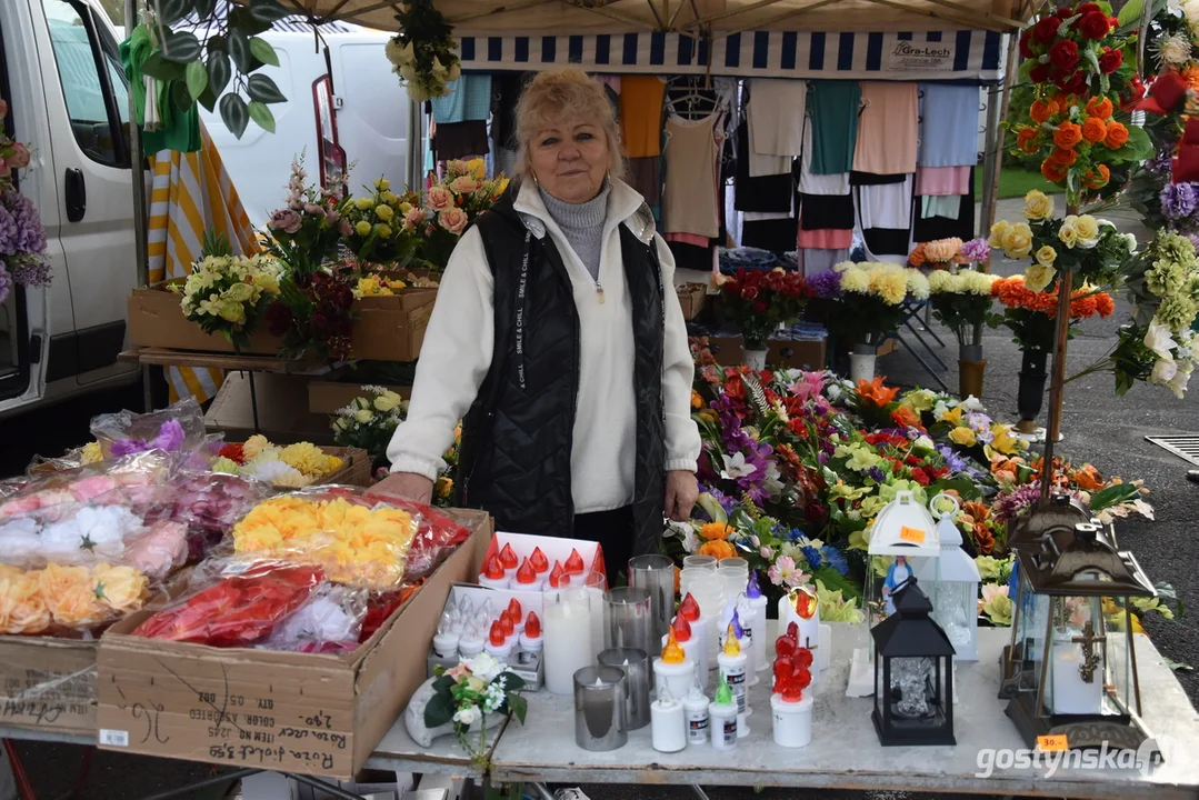 Ceny zniczy, stroików i wiązanek na targowisku miejskim w Gostyniu