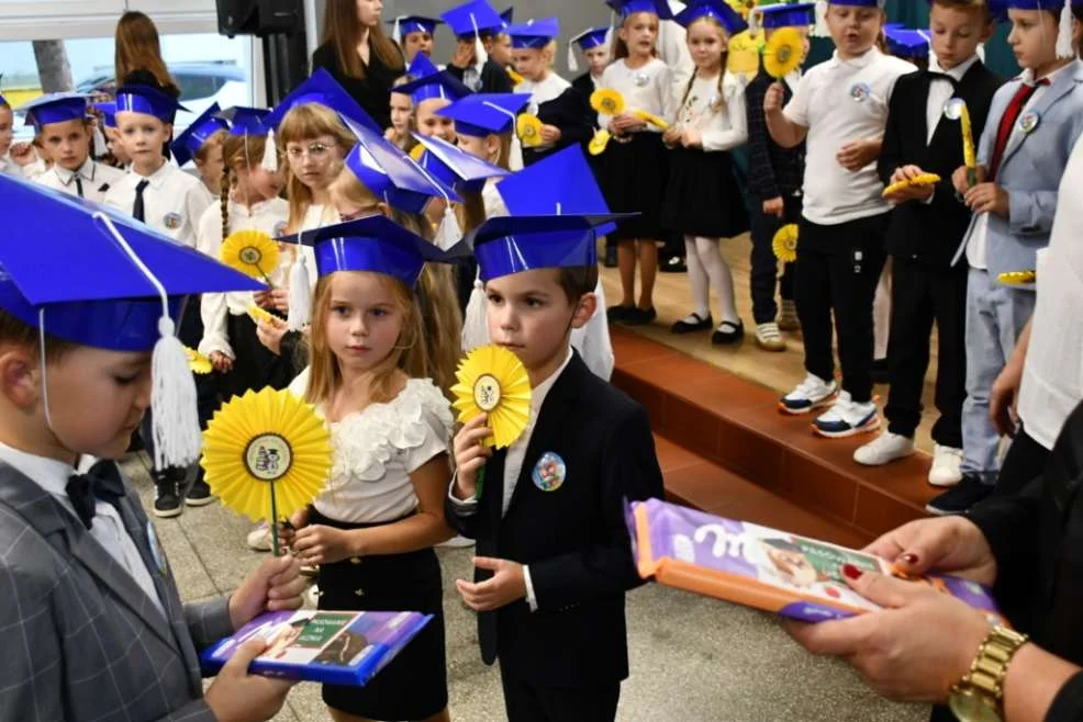 Pasowanie na uczniów w Szkole Podstawowej w Dobrzycy