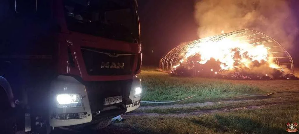 Nocny pożar stogu w Kromolicach (gm. Pogorzela)