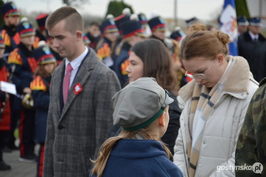 Przemarsz i uroczystości na cmentarzu w dniu 11 listopada w Krobi