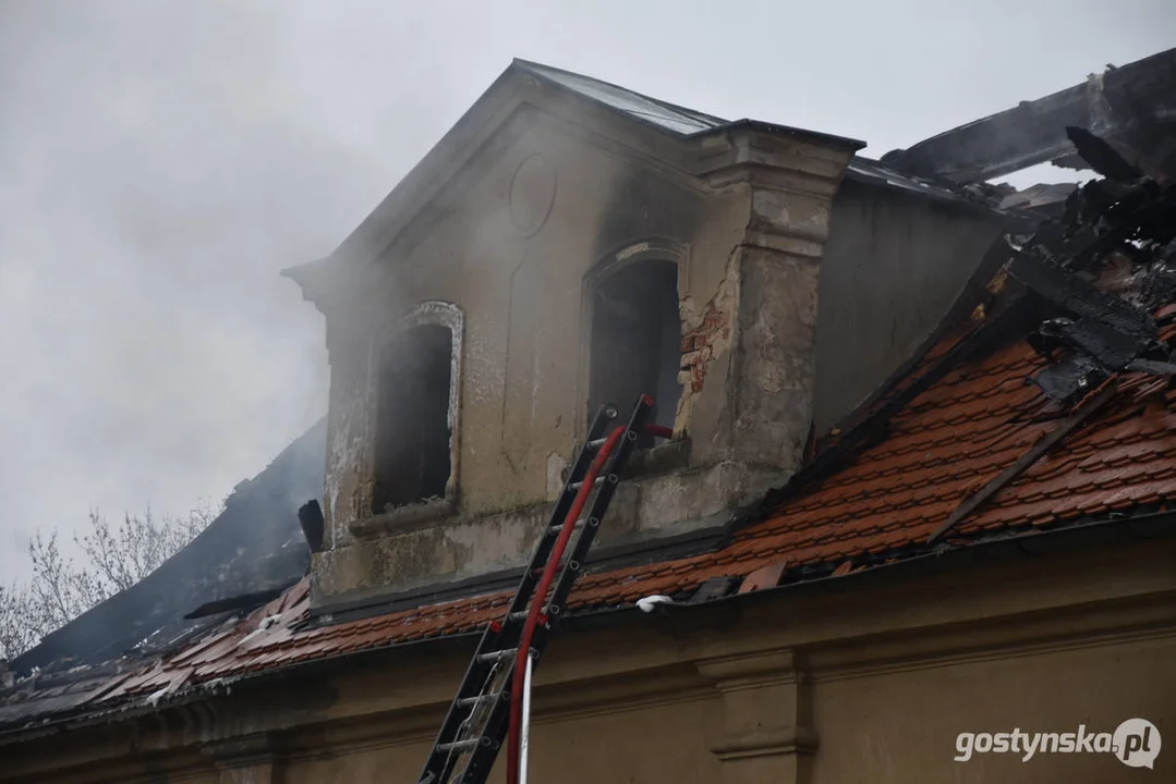 Pożar pałacu w Pępowie. Straż pożarna porządkuje pogorzelisko