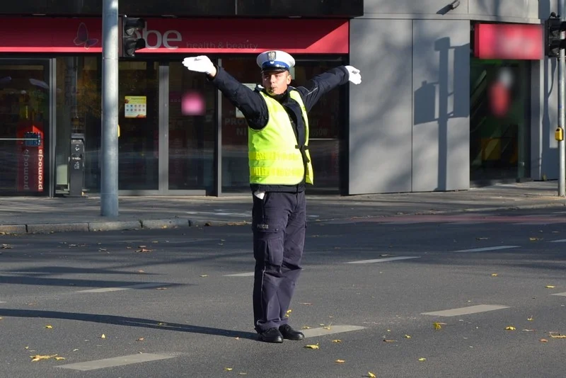 Policjant kieruje ruchem. Jak się zachować?