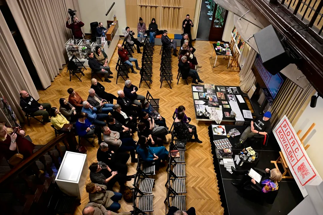 Spotkanie z artystą malarzem, performerem Piotrem C. Kowalski w Muzeum Regionalnym w Jarocinie