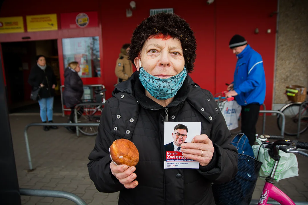 Przedwyborczy tłusty czwartek w Jarocinie. Kandydat PO KO na burmistrza i kandydaci Ziemi Jarocińskiej rozdawali pączki