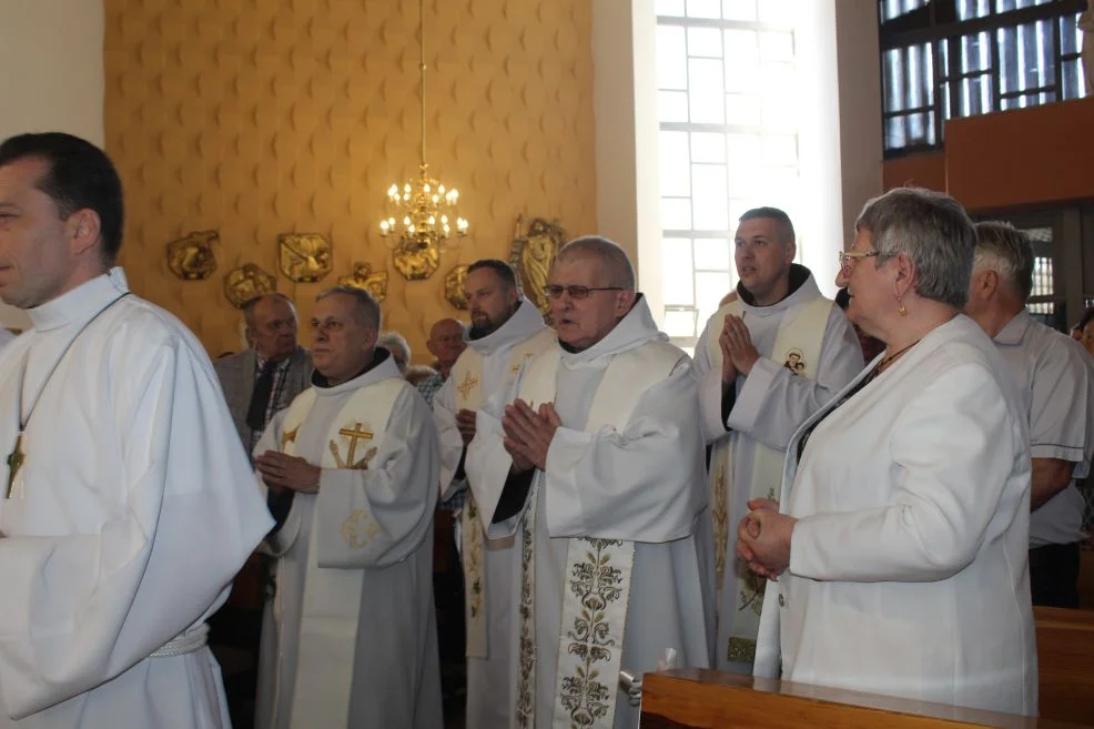 Tablica dla ojca Sylwina Wojdanowicza oraz jubileuszowy zjazd franciszkanów w Jarocinie