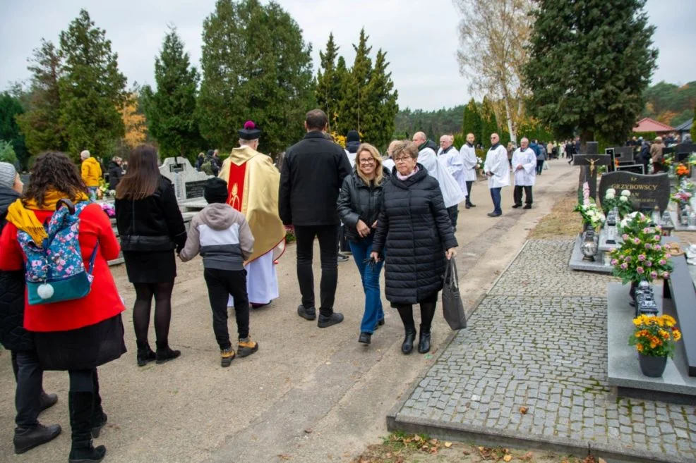 Tłumy ludzi na cmentarzach podczas uroczystości Wszystkich Świętych [ZDJĘCIA] - Zdjęcie główne