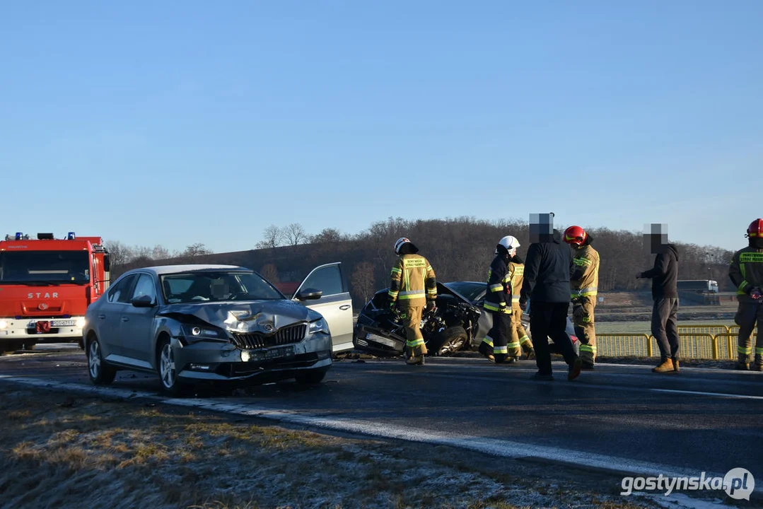 Wypadek na DW434 Gostyń - Poznań. Zderzyły się trzy samochody