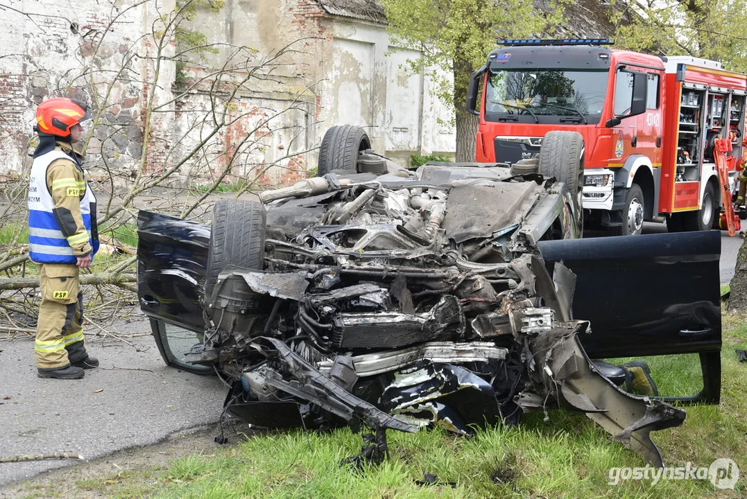 Zderzenie z drzewem na trasie Gostyń - Poniec