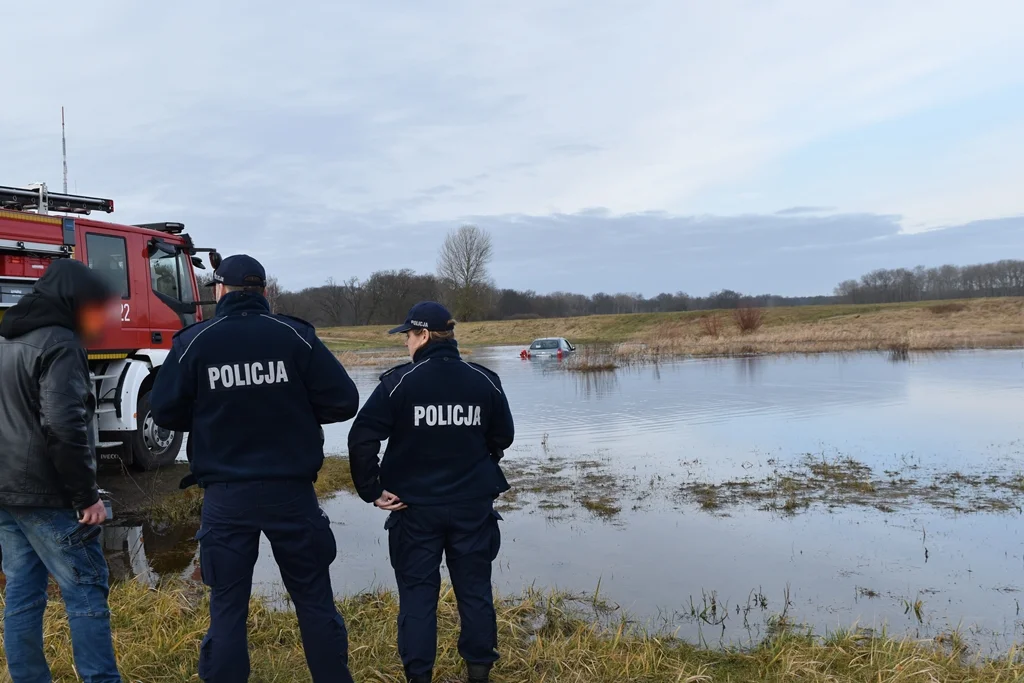 Mieszkaniec powiatu gostyńskiego samochodem wjechał do rozlewiska