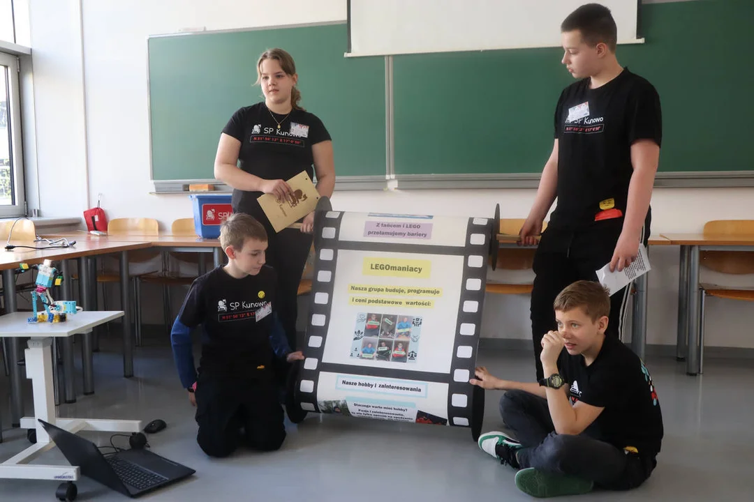 LEGOmaniacy - drużyna ze Szkoły Podstawowej w Kunowie z nagrodami z regionalnego oraz ogólnopolskiego turnieju FIRST LEGO LEAGUE