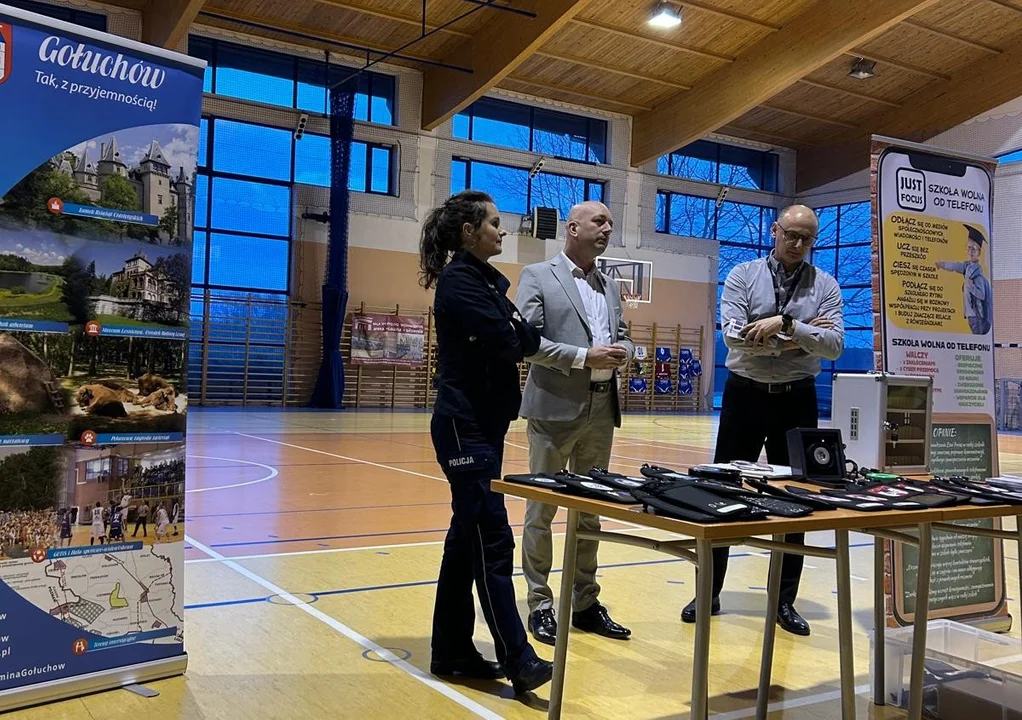 „Szkoła wolna od telefona”. Gmina Gołuchów wprowadza innowacyjne rozwiązanie