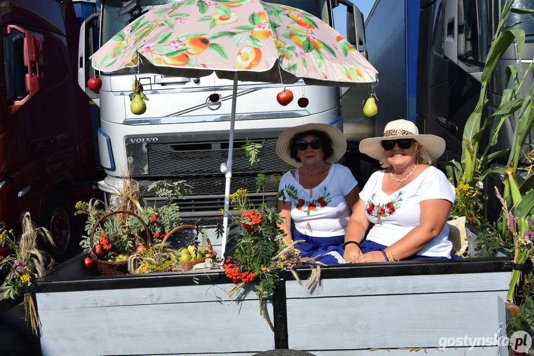 Parada zabytkowych pojazdów na dożynkach powiatowych na Świętej Górze 2025