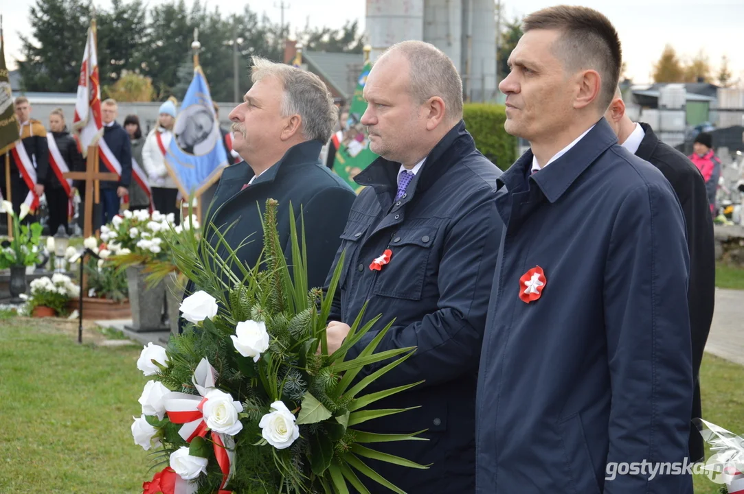 Przemarsz i uroczystości na cmentarzu w dniu 11 listopada w Krobi