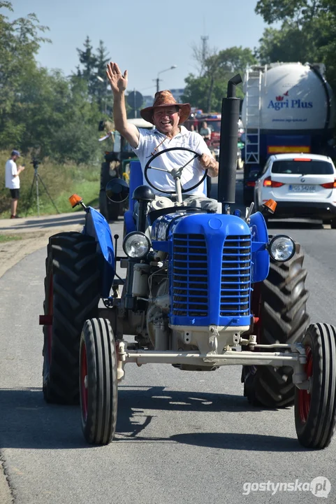 Parada zabytkowych pojazdów podczas dożynek powiatowych na Świętej Górze 2023