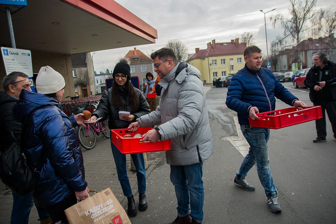 Przedwyborczy tłusty czwartek w Jarocinie. Kandydat PO KO na burmistrza i kandydaci Ziemi Jarocińskiej rozdawali pączki