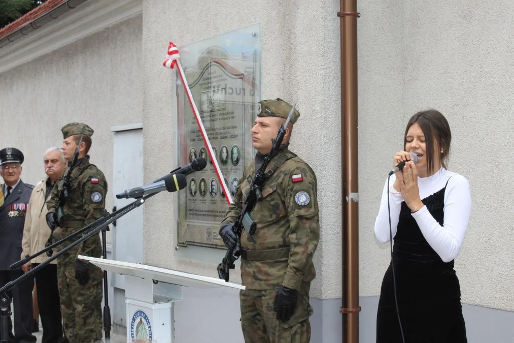 Jarocin. Odsłonięcie tablicy poświęconej kolporterom gazety konspiracyjnej "Dla Ciebie, Polsko" i koncert patriotyczny w JOK-u