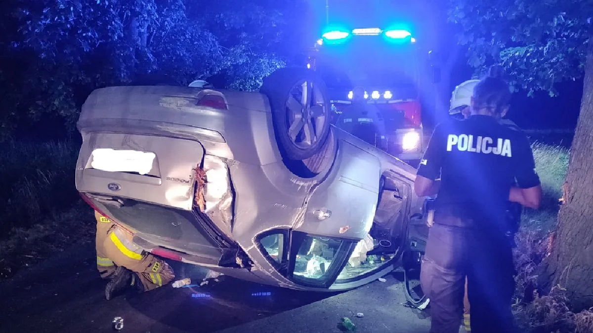 W środku nocy na drodze Zalesie - Dąbrówka leżało przewrócone auto - Zdjęcie główne