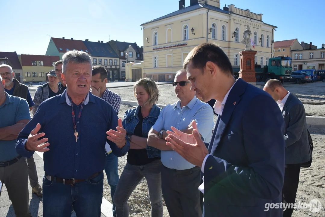 Spotkanie burmistrza Łukasz Kubiaka z przedsiębiorcami handlującymi na rynku w Krobi