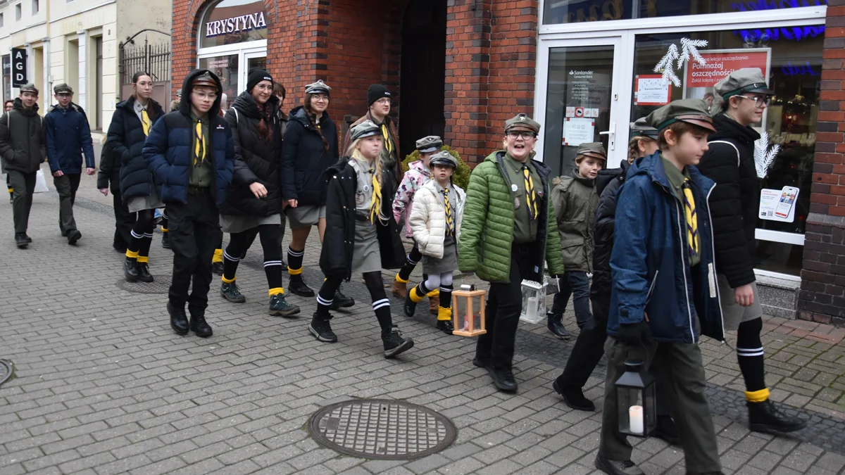 Betlejemskie Światło Pokoju w Gostyniu roznosili harcerze 14. Wielopoziomowej Drużyny Harcerskiej w Gostyniu oraz gromada zuchów