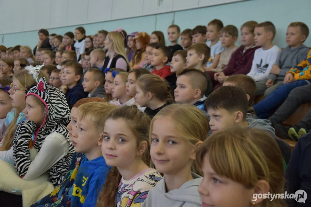 Baśniowy ambaras - rodzice uczniów Szkoły Podstawowej nr 1 w Gostyniu w spektaklu dla dzieci