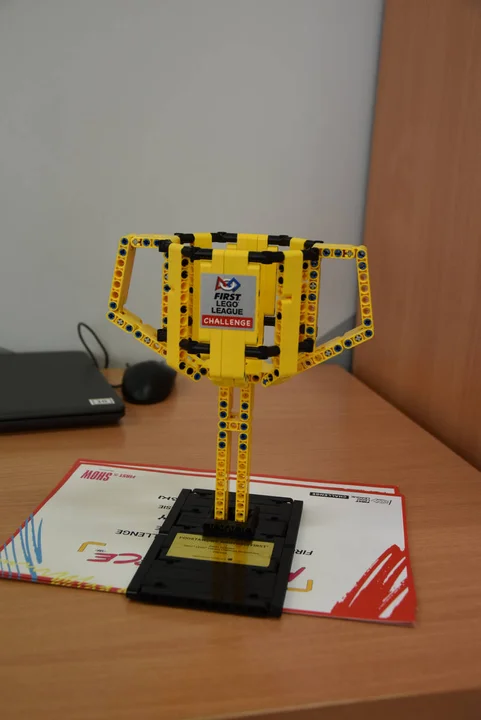 LEGOmaniacy - drużyna ze Szkoły Podstawowej w Kunowie z nagrodami z regionalnego oraz ogólnopolskiego turnieju FIRST LEGO LEAGUE