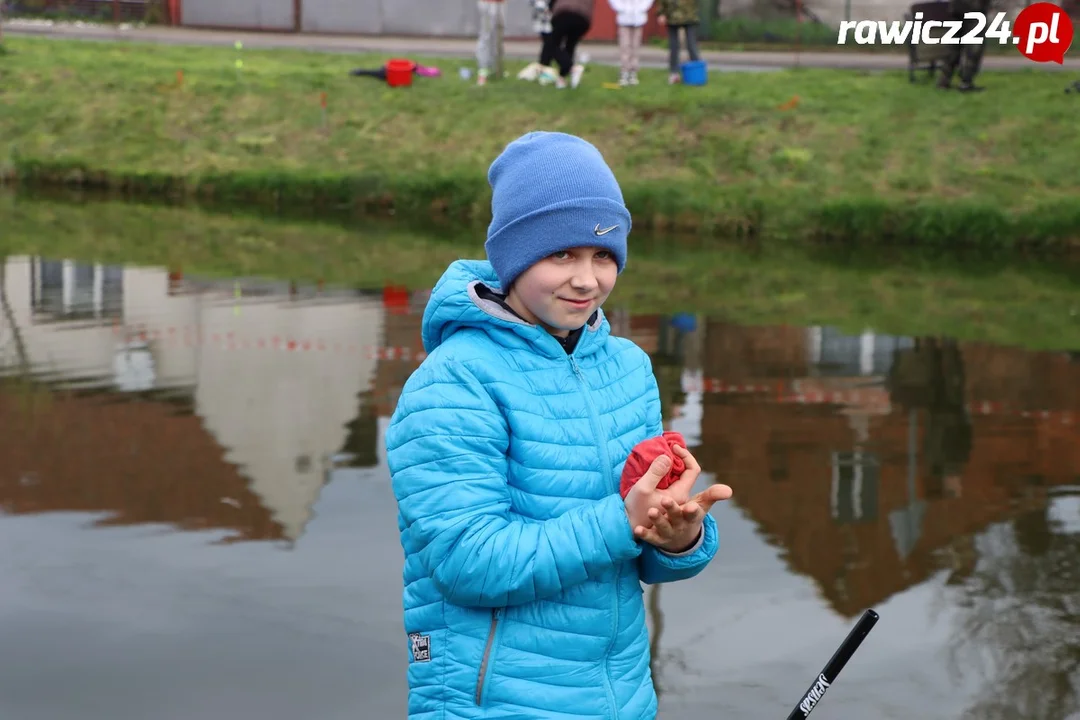 Uczniowie szkoły w Sarnowie łowili ryby