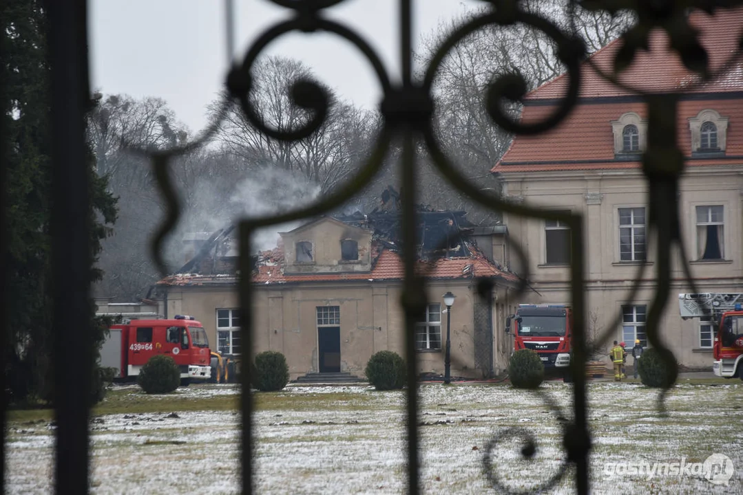 Pożar pałacu w Pępowie. Straż pożarna porządkuje pogorzelisko