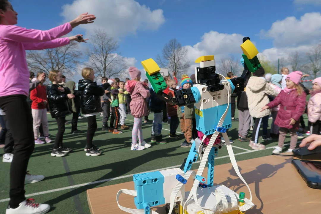 LEGOmaniacy - drużyna ze Szkoły Podstawowej w Kunowie z nagrodami z regionalnego oraz ogólnopolskiego turnieju FIRST LEGO LEAGUE