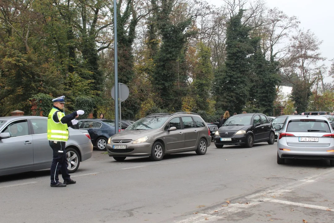Policjanci będą kierowali ruchem w okolicy cemnatarzy