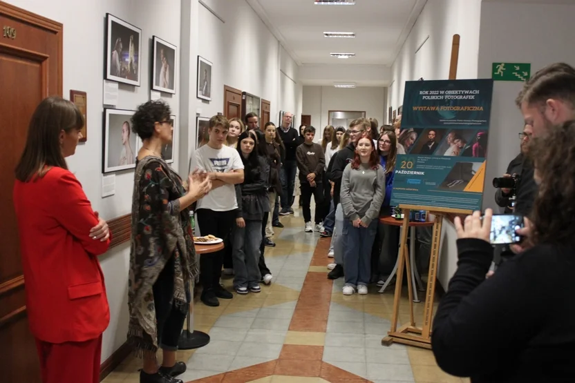 „Rok 2022 w obiektywach polskich fotografek” - wyjątkowa wystawa trafiła do pleszewskiego ratusza [ZDJĘCIA] - Zdjęcie główne